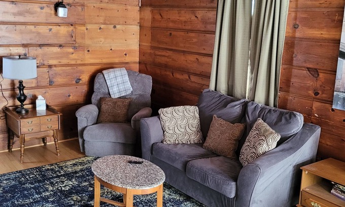 Olney House | Park Place-Quaint home nestled between parks and lakes
