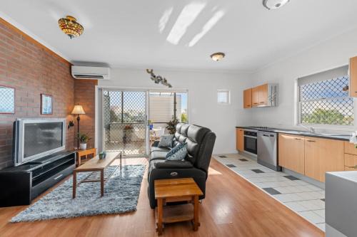 West End Apartment | Park the car & Explore Brisbane by Custom Bnb Hosting
