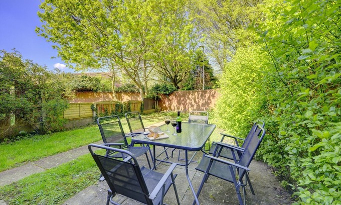 Warrington House | Park View - 4 bedrooms, sleeps 7 family members or 5 contractors