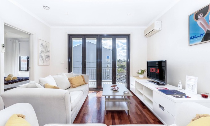 Caulfield North Apartment | Park View Modern Apartment With Balcony & Parking