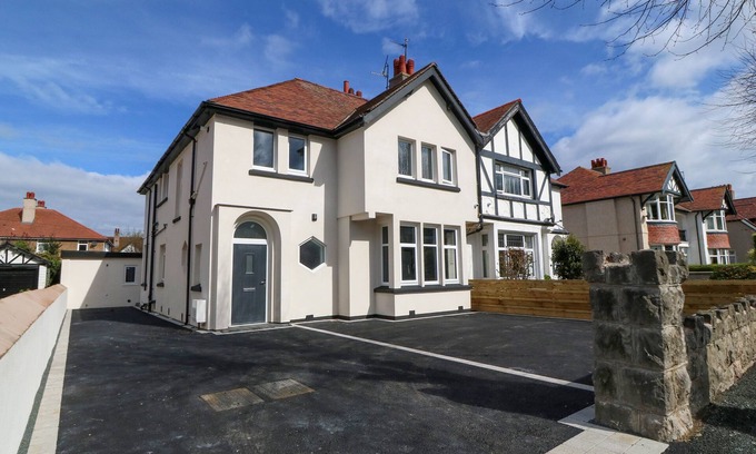 Llandudno Cottage | PARK VIEW UPPER, pet friendly, country holiday cottage in Llandudno