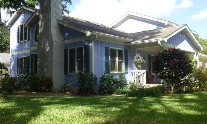 Saint Simons Island House | Park your car! Walking distance to everything.