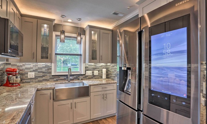 Parma Heights House | Parma Heights Home w/Private Yard & Pergola