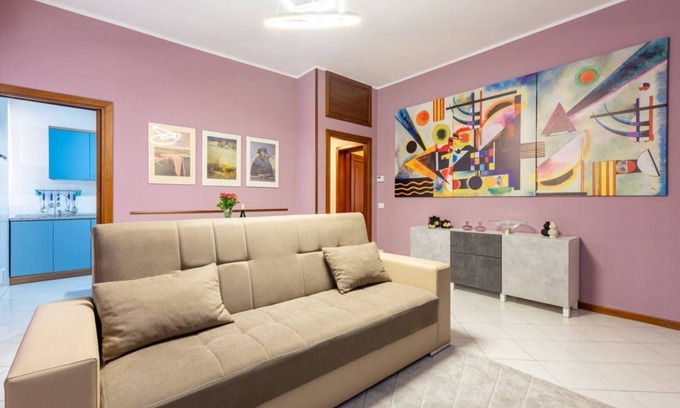 Parma City Centre Apartment | Parma Station Colorful Apartment with Balcony x5