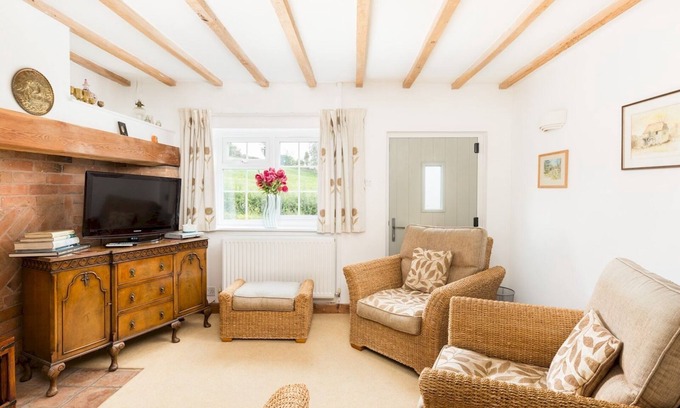 Quedgeley House | Pass the Keys | Traditional Comfy 2 Bed in Alderminster