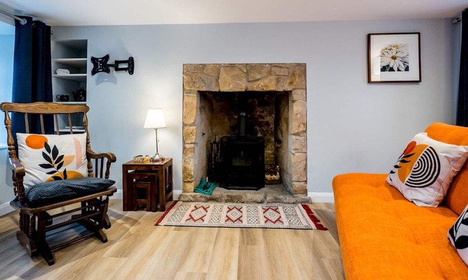 Falkland House | Pass the Keys | 1 bedroom studio with a cosy indoor log fire