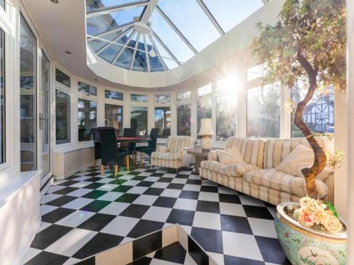 Ferndown House | Pass the Keys Amazing Spacious HomeGolf Course