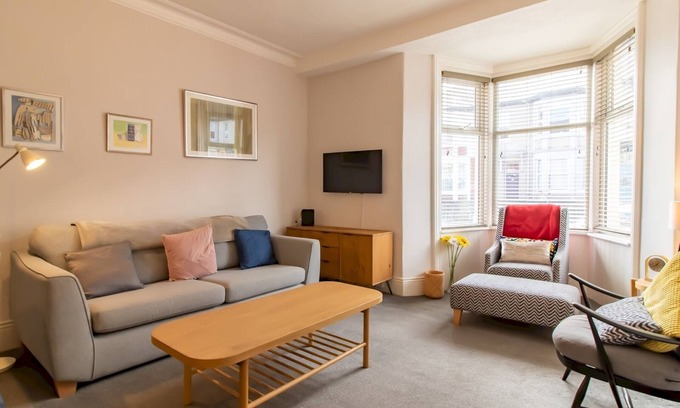 Cullercoats Apartment | Pass the Keys | Charming Seaside Retreat | 2BR Flat in Cullercoats