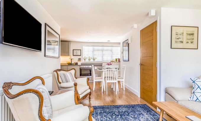 Funtington House | Pass the Keys Charming Cottage with Garden