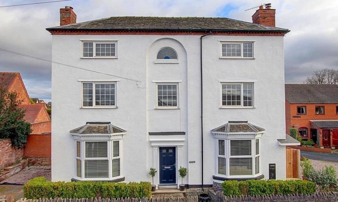 Ombersley House | Pass the Keys | Elegant Georgian Home in Picture Perfect Village