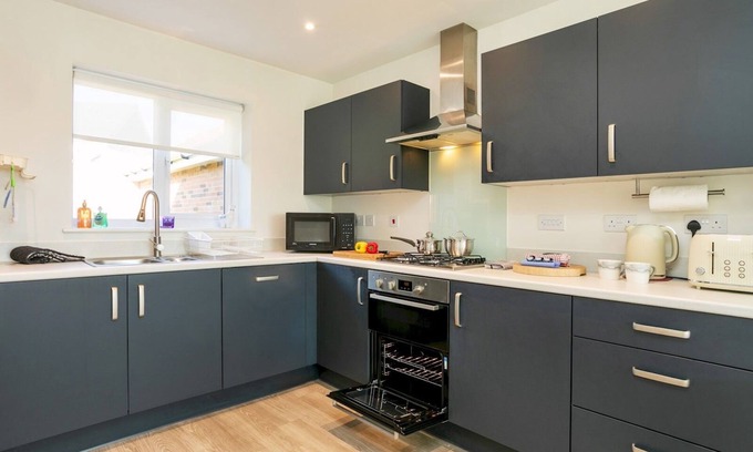 Edwalton House | Pass the Keys | Elegant Townhouse with Garden| Wi-Fi | Work Space