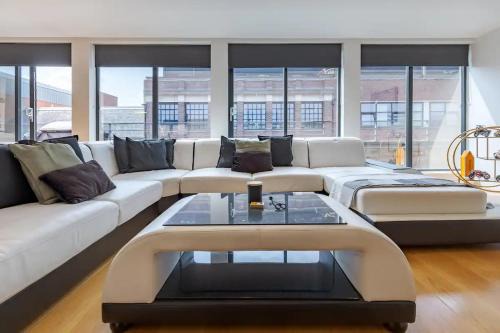 Birmingham City Centre Cabin | Pass the Keys Executive Penthouse 2 Bed Jewellery Quarter