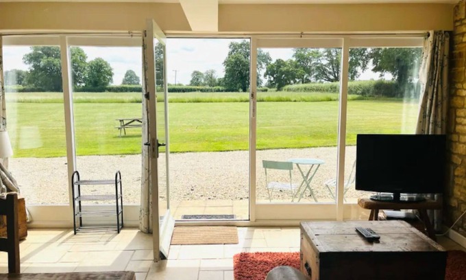 Bourton-on-the-Hill House | Pass the Keys | Hare Cottage wonderful views and parking