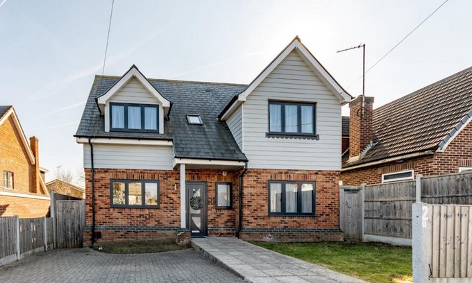 Hawkwell House | Pass the Keys Hawkwell Hideaway Large 4 bedroom Home Hockley