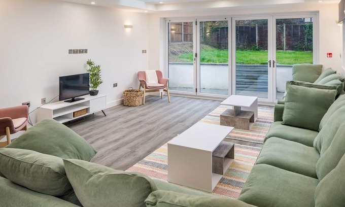 Watford House | Pass the Keys | Large Stylish Modern Six Bedroom House in Watford