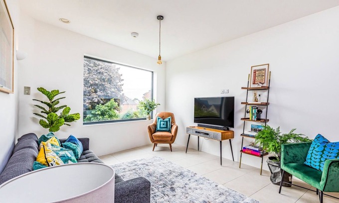 Chichester Apartment | Pass the Keys | Modern 2 Bedroom City Apartment With Parking