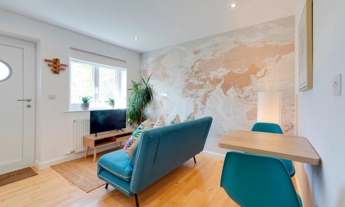 Trumpington House | Pass the Keys Modern & Spacious 1 Bed Terrace with Free Parking