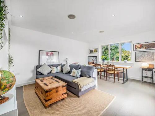 Roehampton Apartment | Pass the Keys Modern Terrace Apartment in Putney