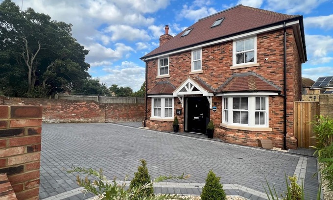 New Romney House | Pass the Keys | New Ivy Cottage Wonderful Beaches and Golf Courses