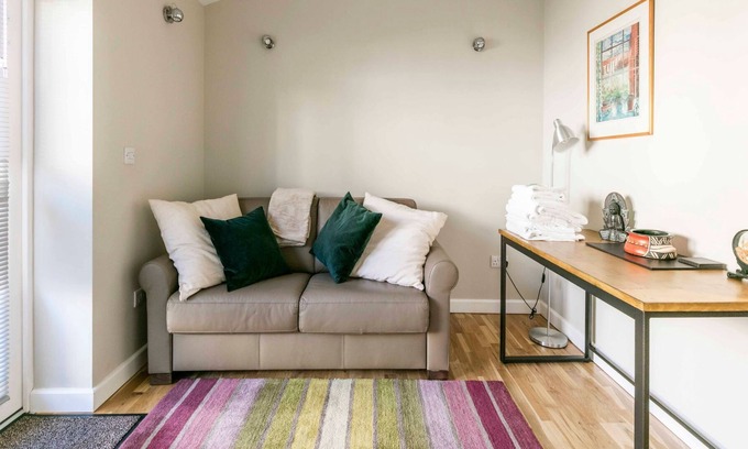 Arbury Apartment | Pass the Keys | *NEW* Self Contained Garden Annex 5☆ location