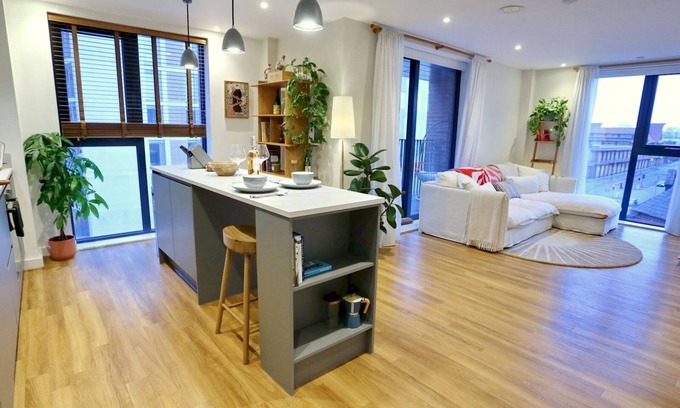 Northern Quarter Apartment | Pass the Keys | Northern Qtr Corner Flat With Balcony & City Views