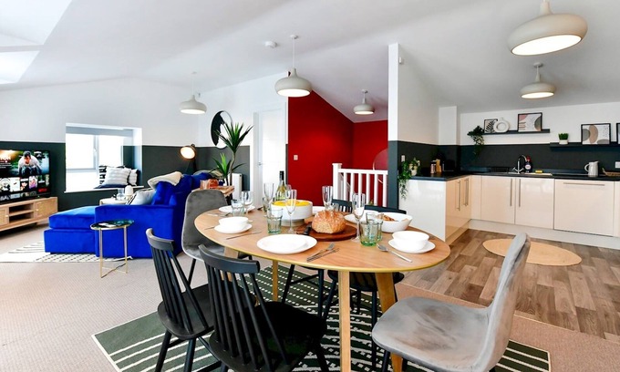 Newport House | Pass the Keys | Perfectly located stylish 2 bed home with Parking