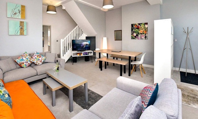 Fairwater House | Pass the Keys | Spacious and Modern 3 Bedroom House with Parking