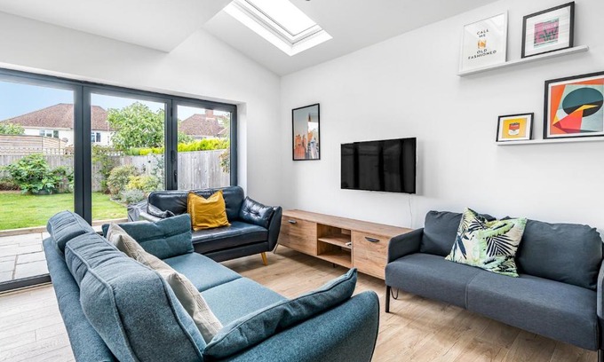 Iffley House | Pass the Keys Stunning Modern 4 Bed with Parking and Garden