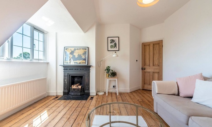 East Molesey Apartment | Pass the Keys | Victorian Flat A Stones Throw From Hampton Court
