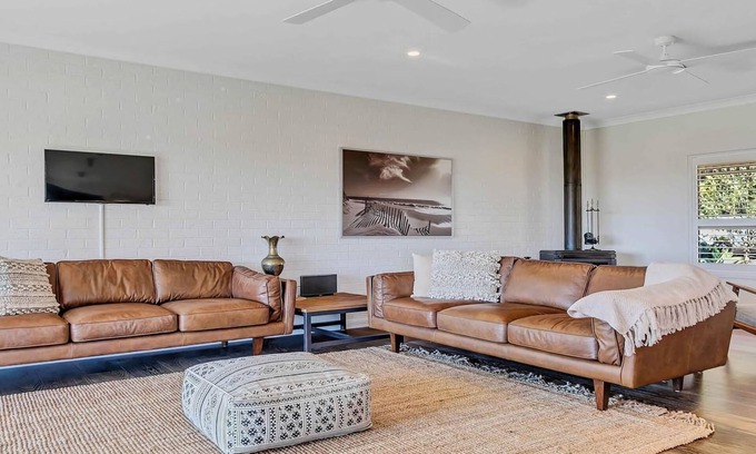 Newrybar House | Paul's Farmhouse - 4 BR rural retreat with views