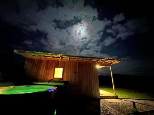 Paulton House | Paulton - Sleeps 2 - PetFriendly - HotTub - Garden