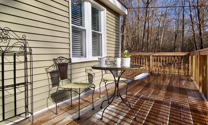 Pine Bush House | Pause and Reset. 24/7 access. Include's Entire Home. Beautiful Outdoors NY