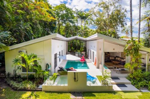 Port Douglas House | Pavilions in the Palms Heated Pool Short Path To Beach Five Bedrooms Sleeps 14