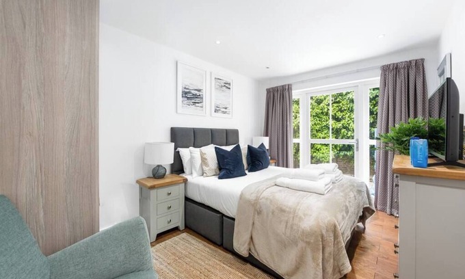 Notting Dale Apartment | PBC | Large Studio w/Patio in Bayswater (LS4)