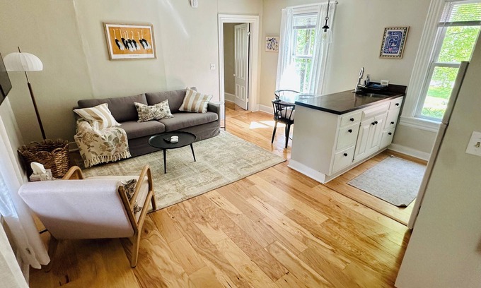Shelburne Apartment | Peaceful 1BR ground floor with garden view - Simple, Stylish, Shelburne