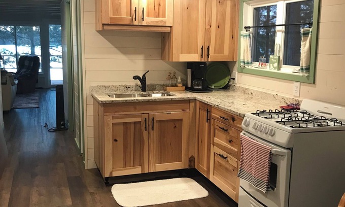 Crow Wing Lake Cabin | Peaceful 2-bedroom cabin with WiFi, AC, at the lake with privacy