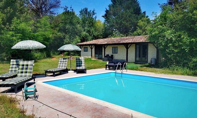 Bergerac Cottage | Peaceful 2 bedroom gite with Wifi in the countryside outside historic Bergerac