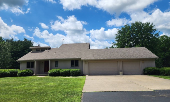 Afton House | Peaceful 3 bedroom 3 bath country home on 12 acres in Rockton, IL. Pet friendly