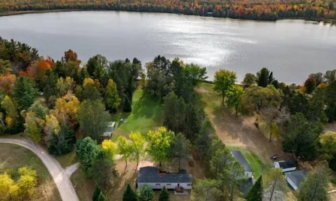 Crivitz Cottage | Peaceful 3-bedroom cottage on private Grass Lake.
