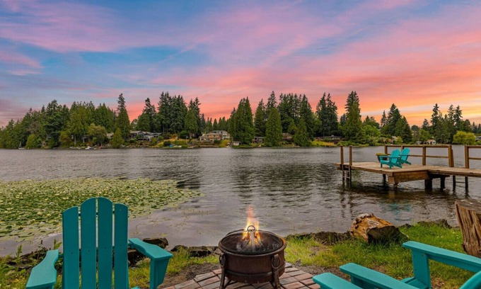 Martha Lake House | Peaceful 4b2.5b Lake Home | Kayaks, Dock & Patio
