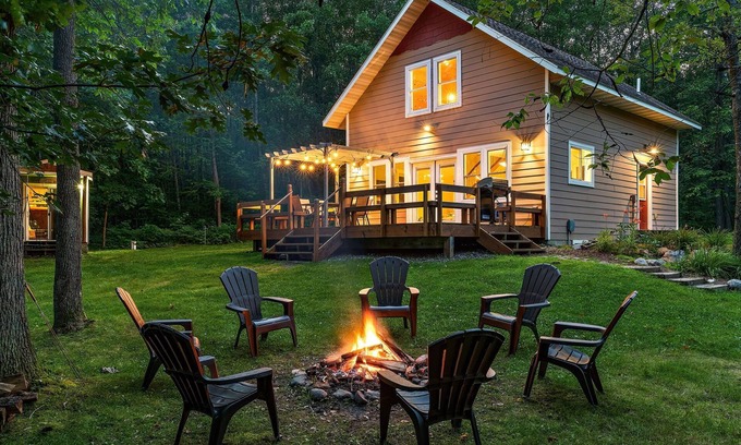 Outing House | Peaceful and Cozy Modern Lakehouse Cabin on 4 acres