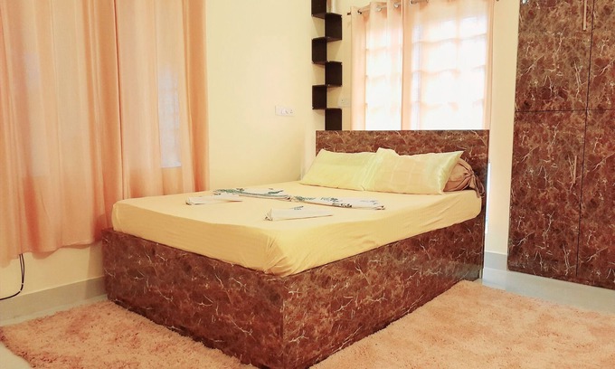Kolkata Bed & Breakfast | Peaceful and elegant Room in an apartment