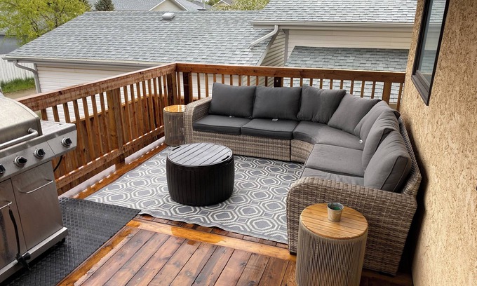 Red Deer House | Peaceful and Inviting 4 Bedroom Bilevel House