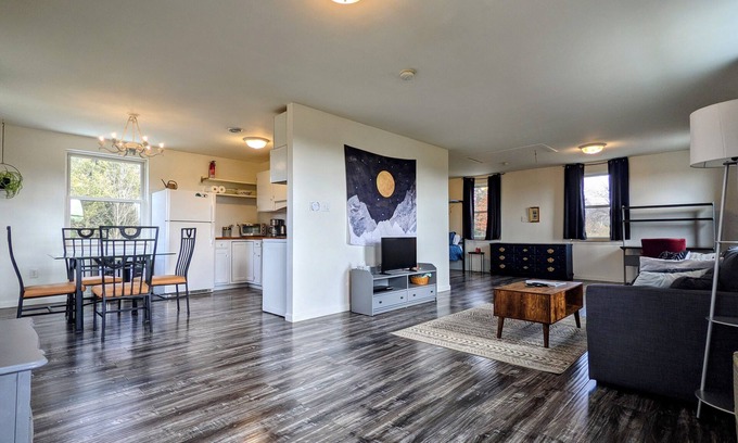 Casanova Apartment | Peaceful and Modern Apartment on a 14 Acre Farm