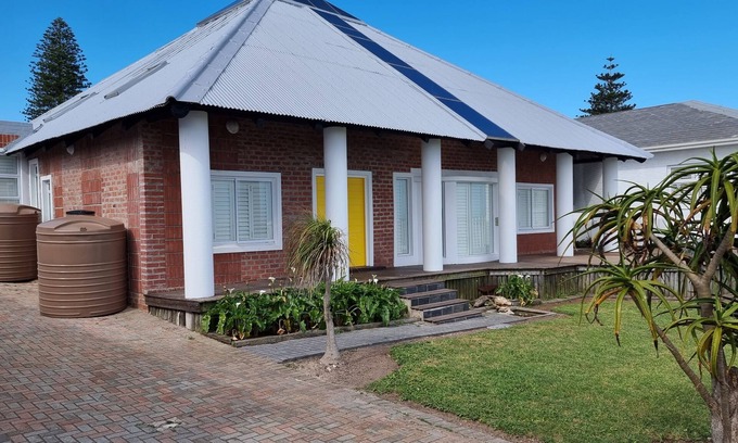 Port Elizabeth Villa | Peaceful and relaxing getaway in Schoenmakerskop! Endless Sea views!