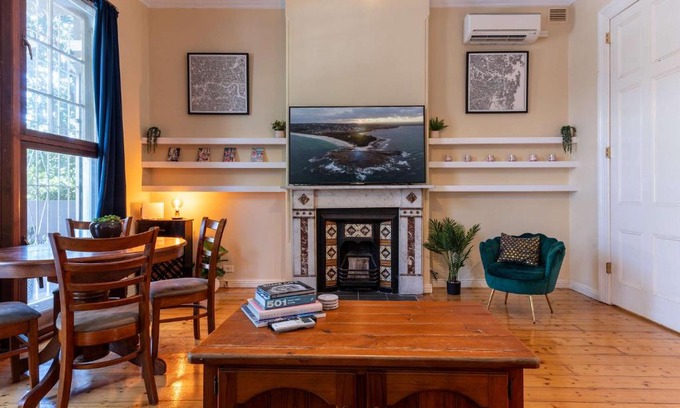 Petersham Apartment | Peaceful and Stylish Petersham Aparttment with Parking