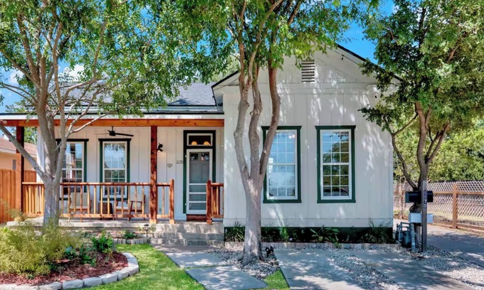 Central East Austin House | Peaceful Austin Cottage l Private Yard l Centrally Located