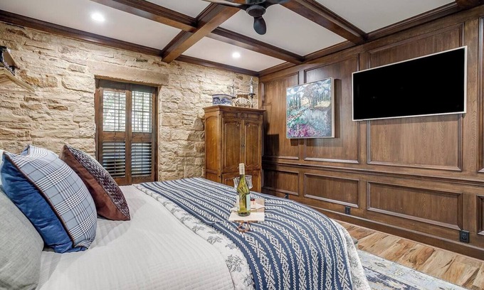 Granbury Bed & Breakfast | Peaceful bed & breakfast steps from the downtown square, minutes from the LAKE!