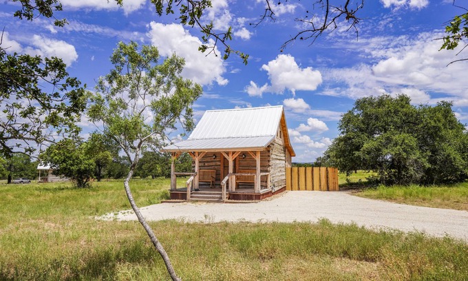 Hye Cabin | Peaceful cabin, fully updated, wine, stars, spa, perfect for relaxing