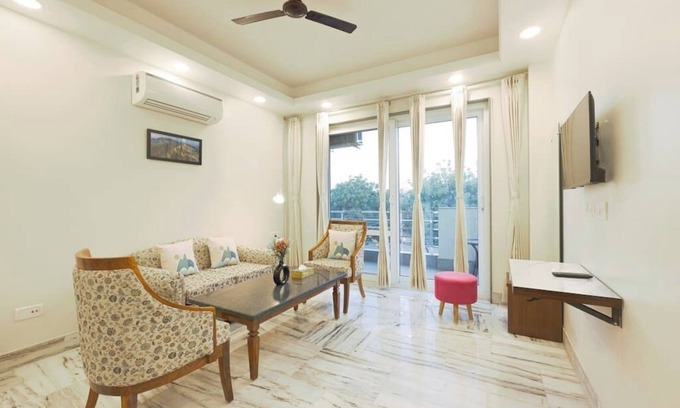 Sushant Lok Apartment | Peaceful City Paradise with King Bed & Tub